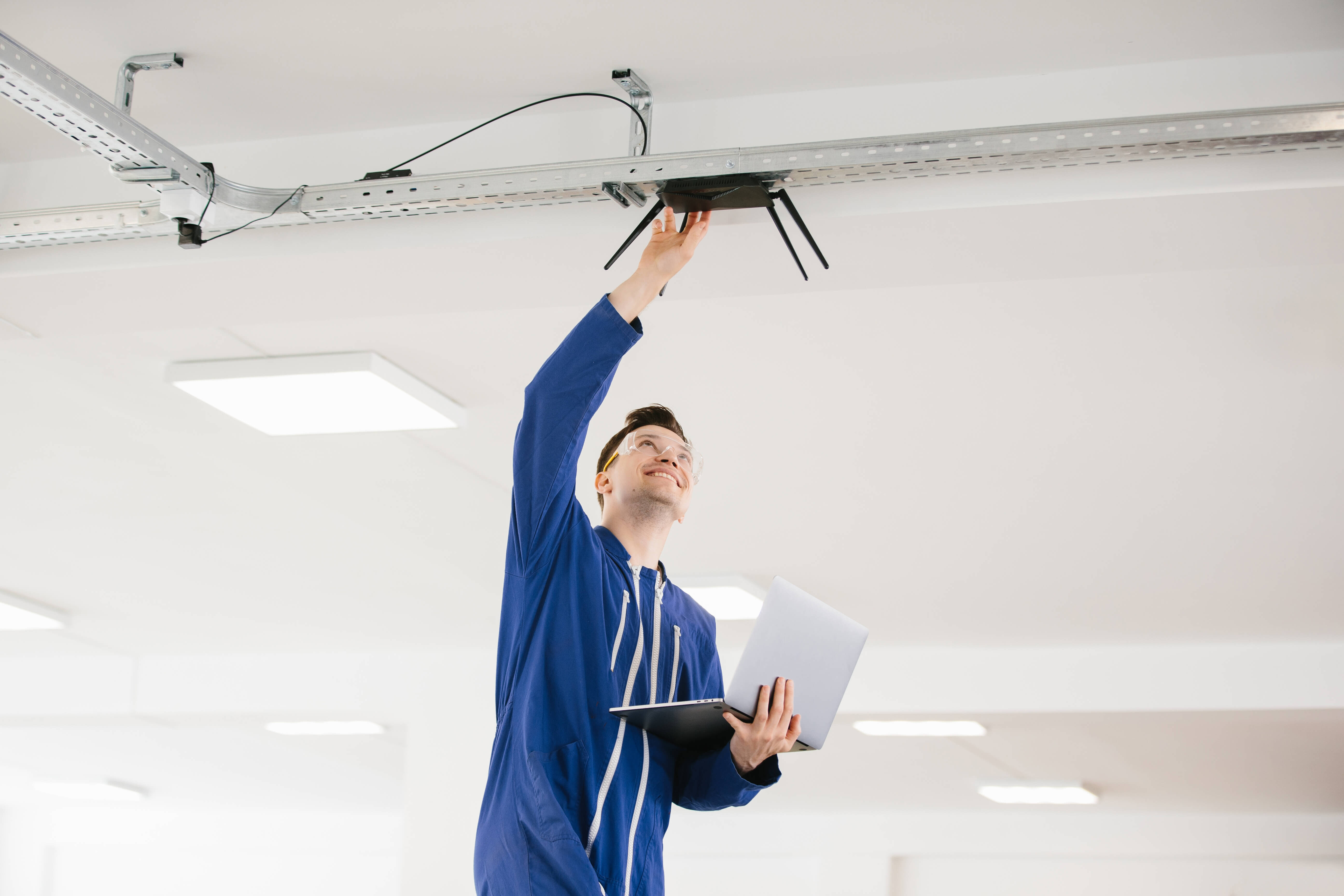 IT-Mitarbeiter am Arbeitsplatz bei der Anwenderbetreuung